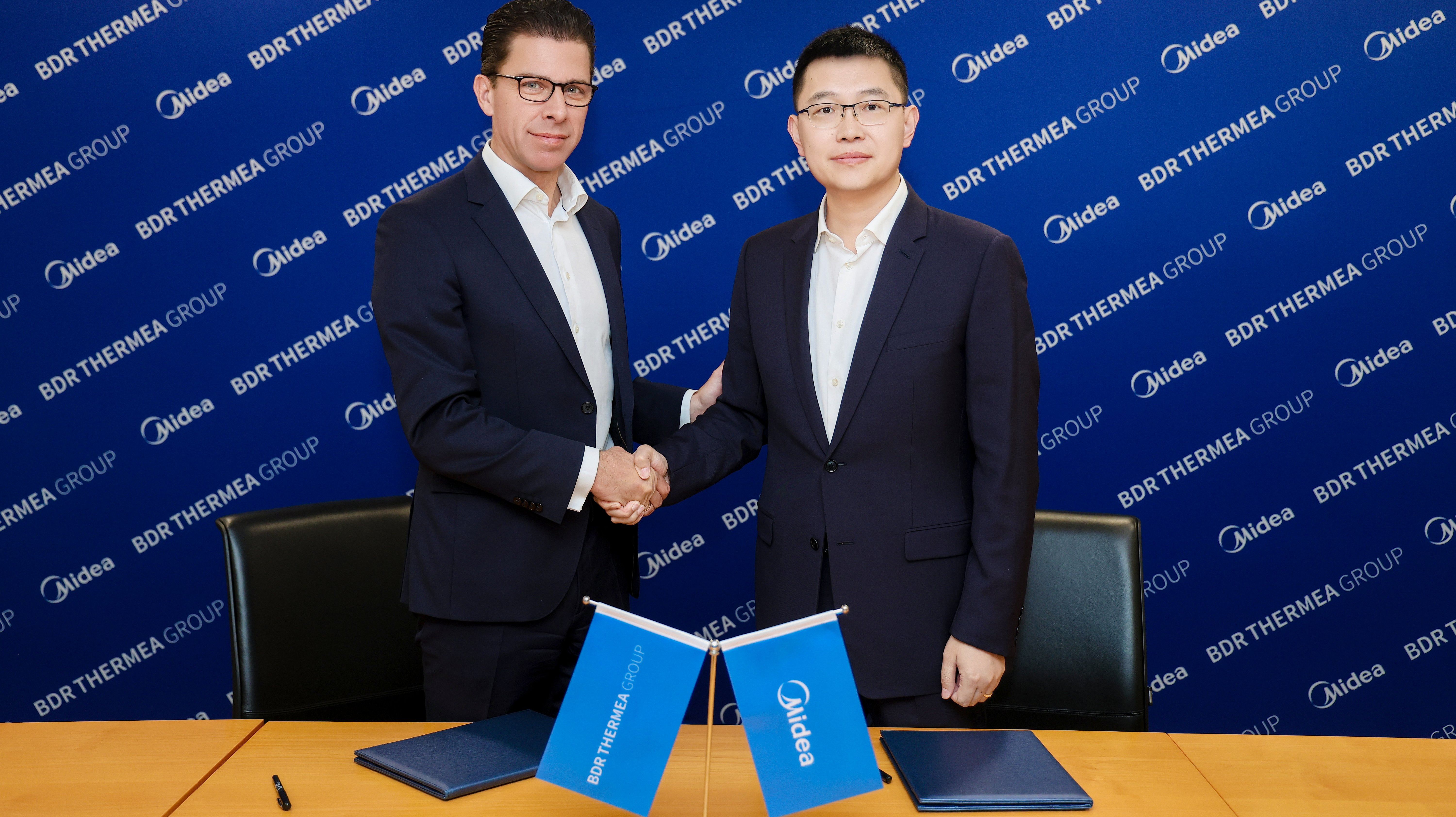 Tjarko Bouman, président-directeur général du Groupe BDR Thermea (à gauche), et Louis Zhao, vice-président du Groupe Midea et président de la division Residential Air Conditioner de Midea.